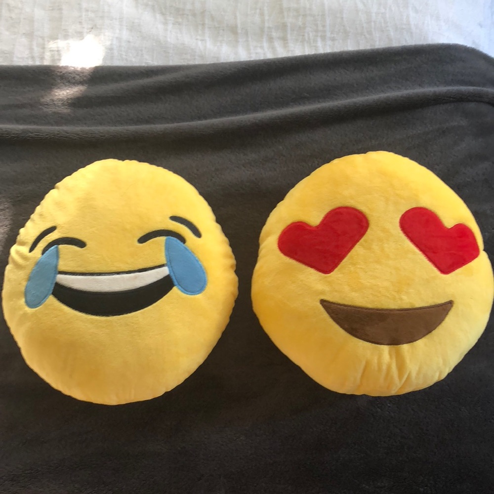 Emoji pillows 😍 😂